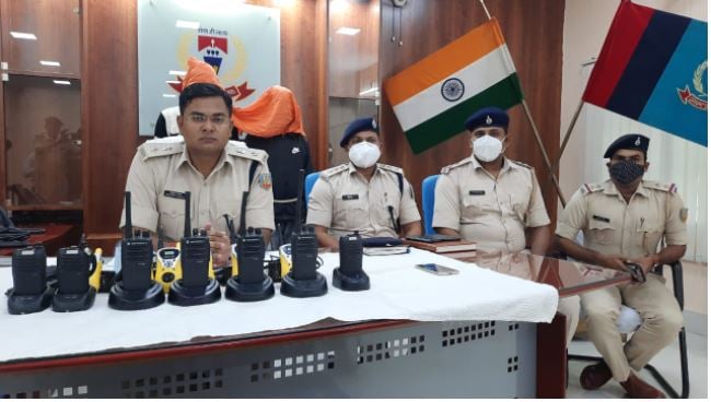 'टीपीसी नक्सली संगठन के दो कुरियर 13 वॉकी-टॉकी सेट के साथ गिरफ्तार