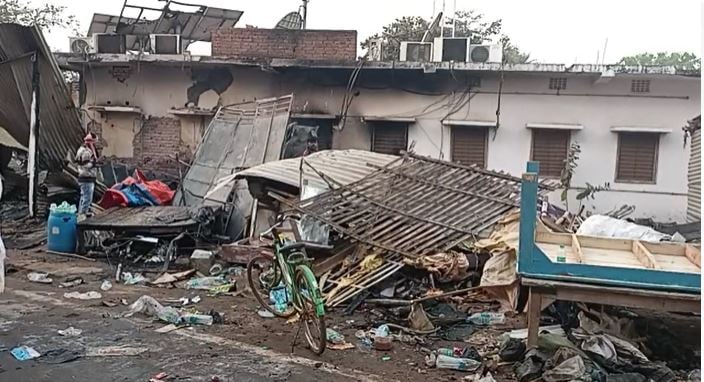 दुमका : बासुकीनाथ धाम स्थित दुकानों में देर रात लगी आग, 6 दुकानें जलकर हुई राख