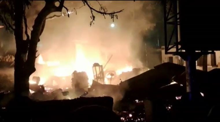 शॉर्ट सर्किट से चार दुकान में लगी भीषण आग, लाखों रुपए का सामान जलकर राख