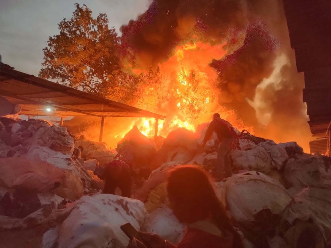 धनबाद के कचड़ा गोदाम में लगी भीषण आग, बच गया इलाका