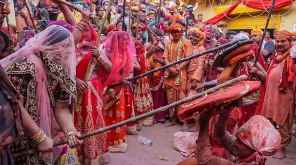 बरसाना की लट्ठमार होली है बहुत खास, जानिए क्यों लाठी से पुरुषों को मारती है महिलायें