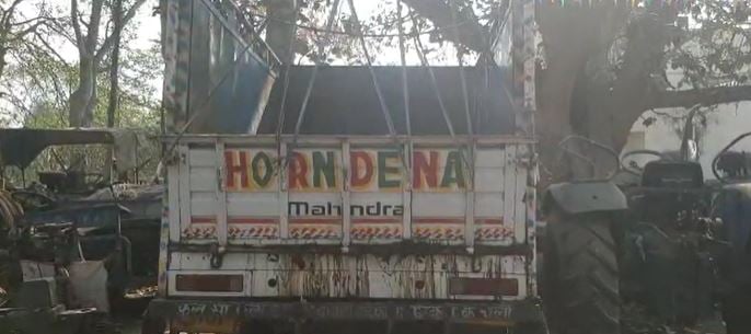 पशु तस्करी के खिलाफ दुमका पुलिस की बड़ी कार्रवाई, आधा दर्जन गोबंशीय पशुओं से लदा मिनी ट्रक जब्त