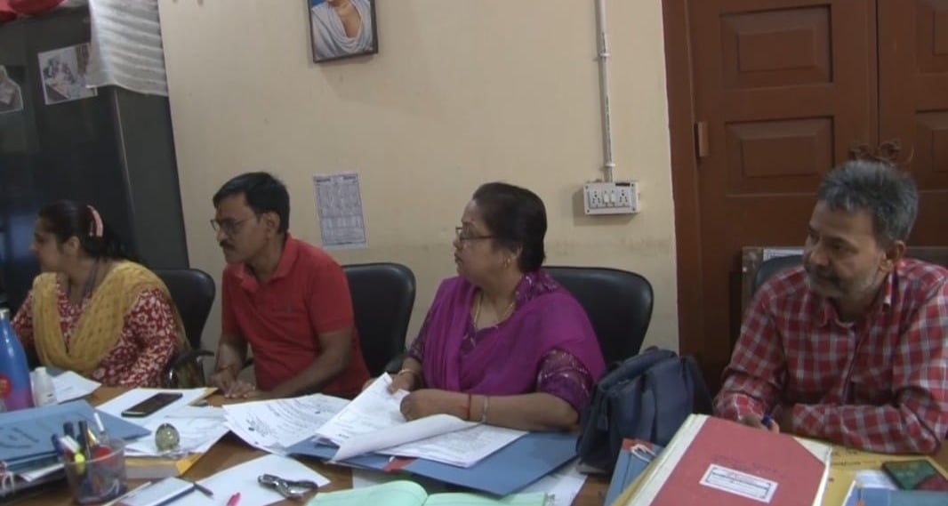 इस माँ को आप क्या कहेंगे ,खुद के पांच और सात साल के बच्चों के हाथ में 60 रुपये  देकर भाग गई ,फिर क्या हुआ जानिए