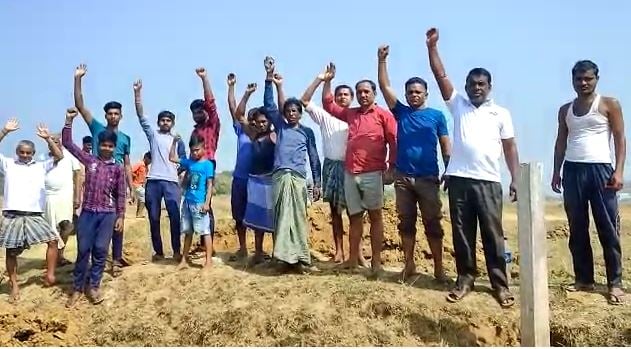 दुमका: ग्रामीणों ने रोका हवाई अड्डा के घेराबंदी का काम, सीओ और भवन निर्माण विभाग के अभियंता के समझाने के बाद वापस लिया आंदोलन