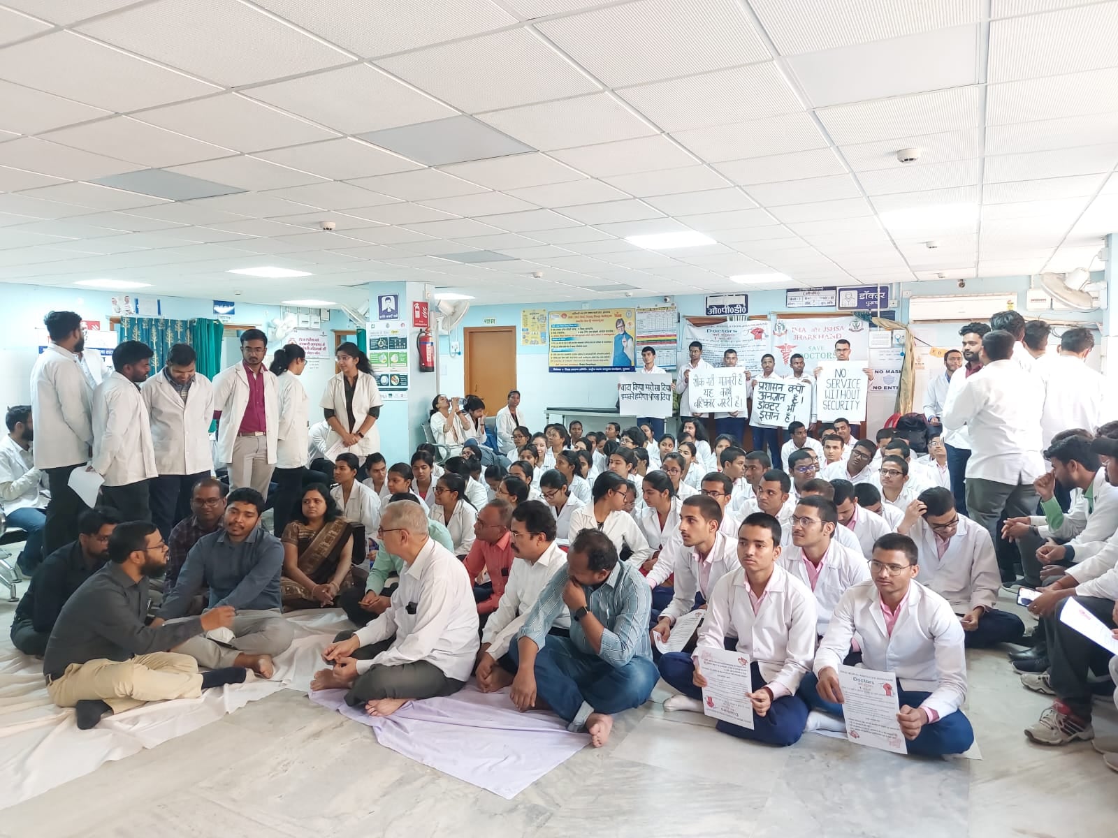 मेडिकल प्रोटेक्शन एक्ट लागू करने की मांग जोरों पर, दुमका और देवघर के डॉक्टर ने भी दिया एक दिन का धरना