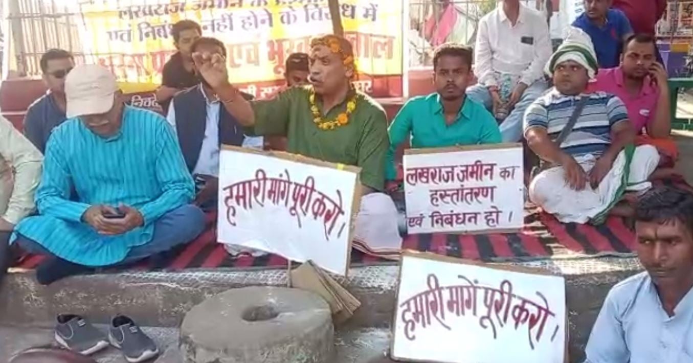 देवघर : बाबा मंदिर से सटे जमीन खरीद बिक्री से तीर्थ पुरोहित समाज में नाराजगी, गाने-बजाने के साथ दिया धरना