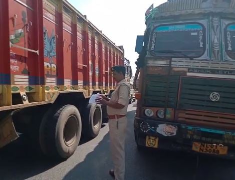 चेक नाका पर जांच के दौरान बिना चालान गिट्टी  व मोरम ग्रेवुल लदे दो ट्रक जब्त