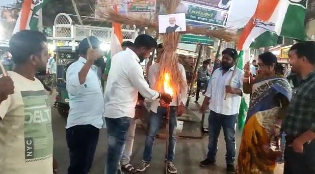 दुमका: गैस सिलेंडर के दामों में बढ़ोतरी, कांग्रेस ने केंद्र सरकार का फूंका पुतला