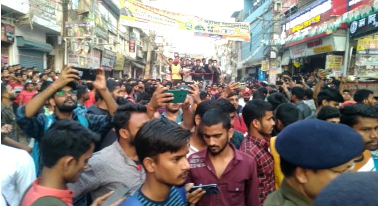 पटना: असामाजिक तत्वों ने कोचिंग संस्थान में घुसकर की मारपीट, पीड़ित छात्र ने जमकर किया हंगामा