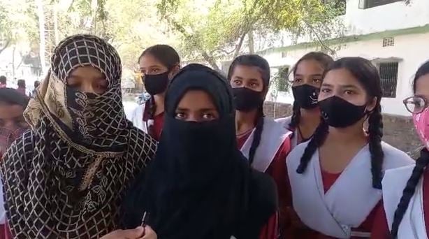 शिक्षा के मंदिर में अश्लील बातें करते हैं प्रिन्सिपल, छात्राओं ने लगाया आरोप, विधायक ने की प्रिन्सिपल की गिरफ़्तारी की मांग