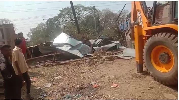 जमीन पर कब्जा करने वाले लोगों पर रेलवे की कार्रवाई, दुकान, झोपर पट्टी पर चलाया गया बुल्डोजर