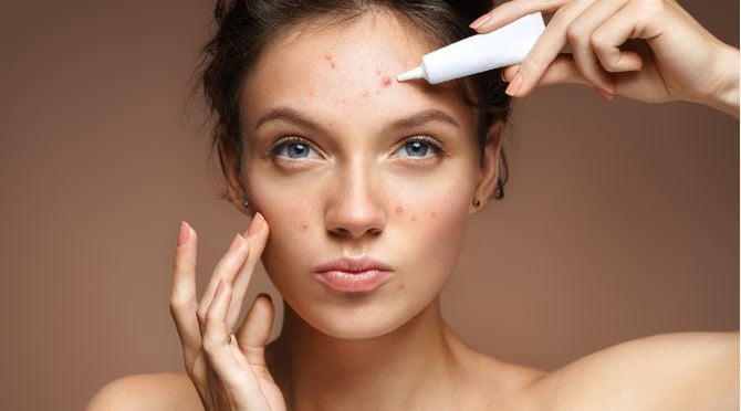 बर्फ की मदद से निखारे अपनी त्वचा, ऐसे करें बर्फ का इस्तेमाल