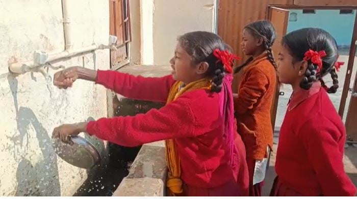 लोहरदगा के सरकारी विद्यालयों में मिलने वाले बासी भोजन से विद्यार्थी परेशान, खाने से तबीयत बिगड़ने के साथ-साथ पेट दर्द की  समस्या