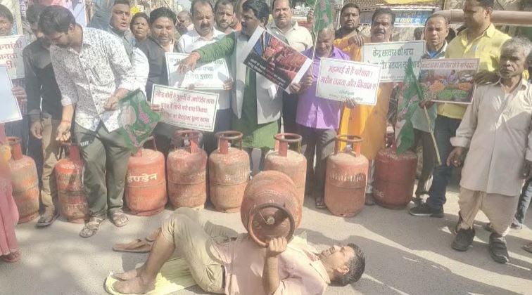 घरेलू गैस सिलेंडर के दामों में वृद्धि को लेकर लोगों में आक्रोश, केंद्र सरकार के खिलाफ जमकर की नारेबाजी