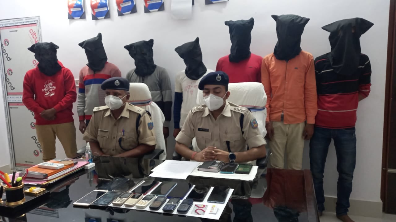 7 साइबर अपराधी गिरफ्तार, 15 मोबाइल 22 सीम और 1 एटीएम कार्ड बरामद