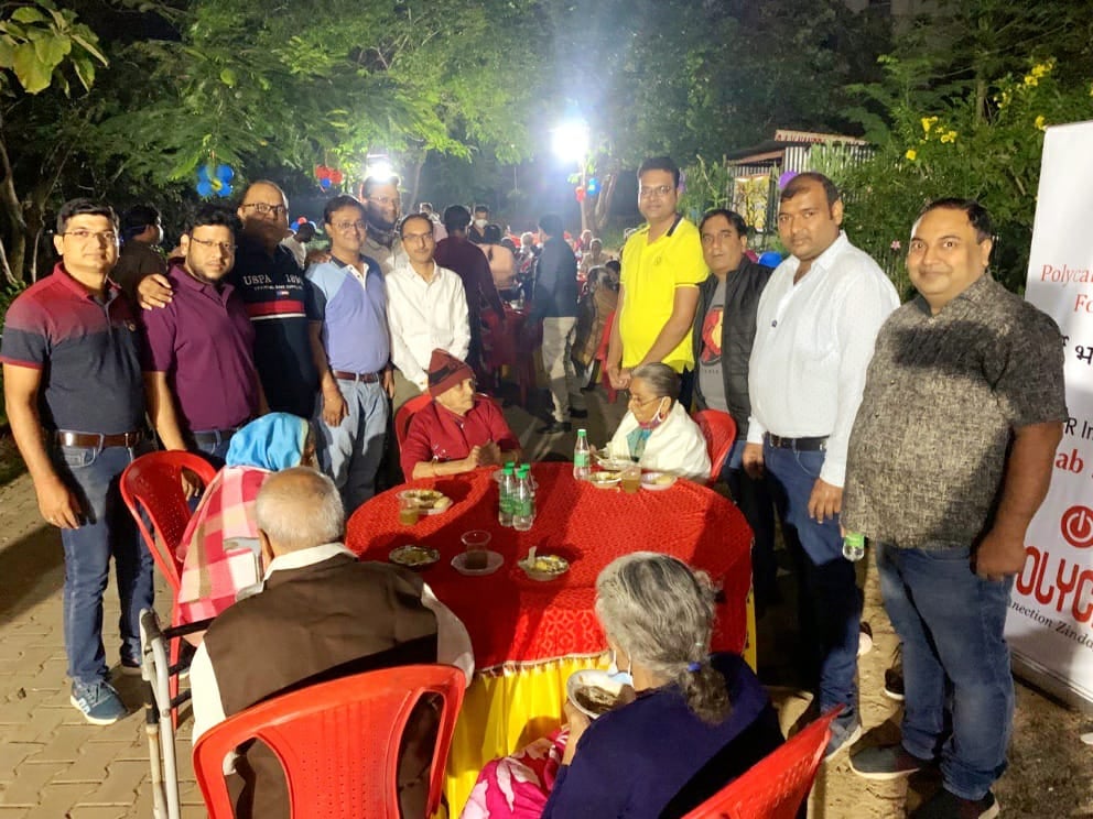 वृद्धा आश्रम में दीपावली , मारवाड़ी युवकों ने पेश किया मिसाल