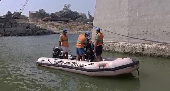 तीन दिनों से लापता डॉ. संजय कुमार का अभी तक नहीं मिला कोई सुराग, NDRF और SDRF की टीम गंगा नदी में कर रही खोजबीन