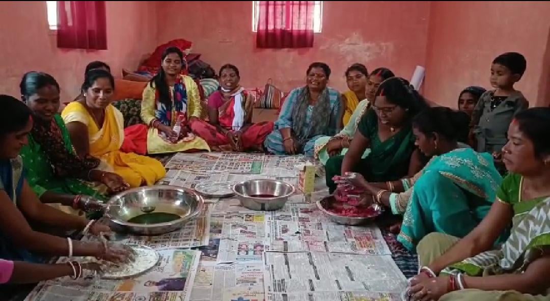 लोहरदगा की महिलाओं की आर्थिक स्थिति सुधार रहा होली पर त्योहार, बना रही हर्बल अबीर-गुलाल