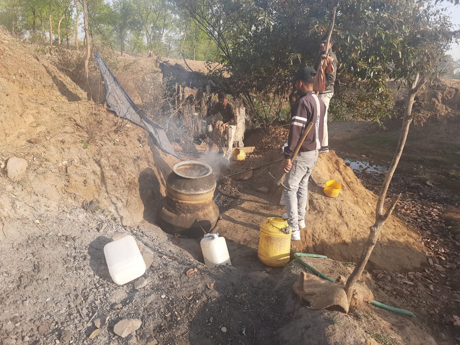 होली से पहले  उत्पाद विभाग टीम की बड़ी कार्रवाई, 700 किलो जावा महुआ और 50 लीटर देशी शराब जब्त