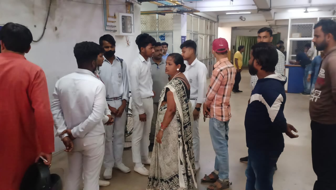 Dhanbad : चलती स्कूल बस से सड़क पर गिरा छात्र, हो गई मौत, जानिए कैसे घटी घटना