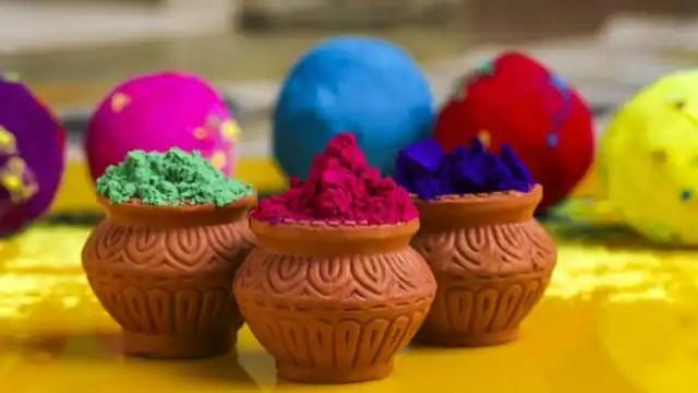 HOLI 2023 : इस होली घर पर ही बनाएं हर्बल गुलाल, मज़ा होगा दोगुना और रंग छुड़ाना भी होगा आसान