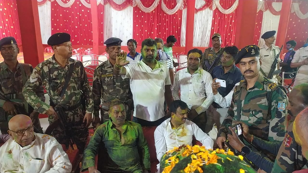 दुमका: झामुमो द्वारा किया गया होली मिलन समारोह का आयोजन, काफी संख्या में झामुमो कार्यकर्ता हुए शामिल