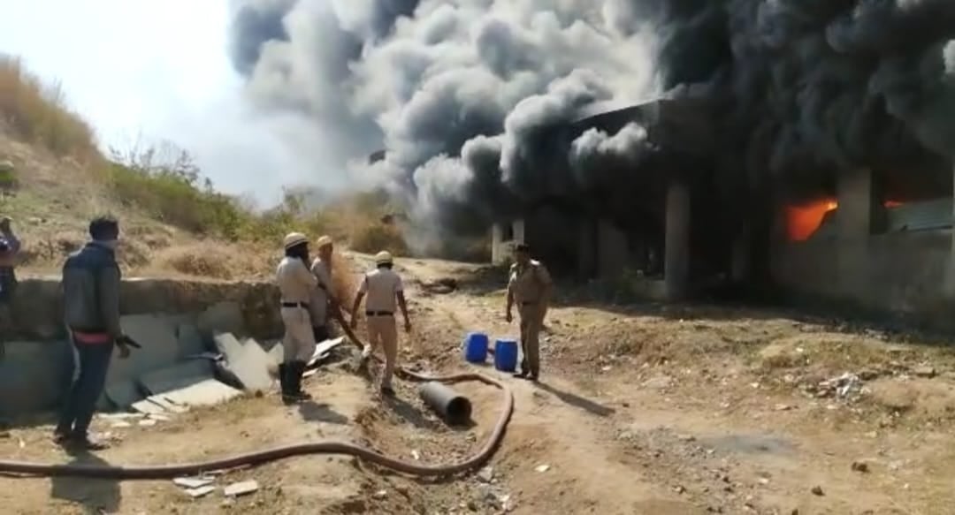 कांके के अर्बन हाट पाइप गोदाम में लगी भीषण आग,लाखों का हुआ नुकसान