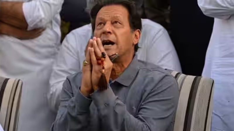 कभी भारत को आंख दिखाने वाले पाकिस्तान के इमरान खान अब भागे फिर रहे हैं, कभी भी हो सकते हैं गिरफ्तार,जानिए