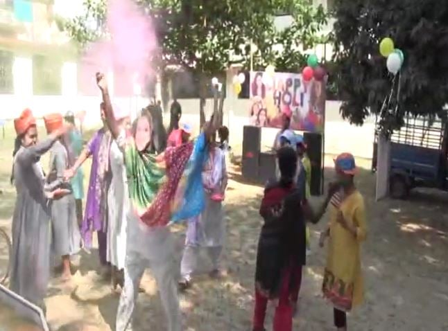 जमशेदपुर : माधुरी दीक्षित के सबसे बड़े फैन ने कुछ ऐसे मनाई होली, जान कर आप भी हो जाएंगे हैरान