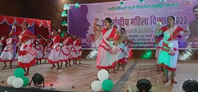लोहरदगा में मनाया गया अंतरराष्ट्रीय महिला दिवस, डीडीसी और एसडीओ सहित कई अधिकारी रहे मौजूद