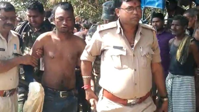 BREAKING ! दुमका  : 2 लाख की लूटपाट कर भाग रहे थे बाइक सवार अपराधी, ग्रामीणों ने पकड़ने की कोशिश की तो चलाई गोली
