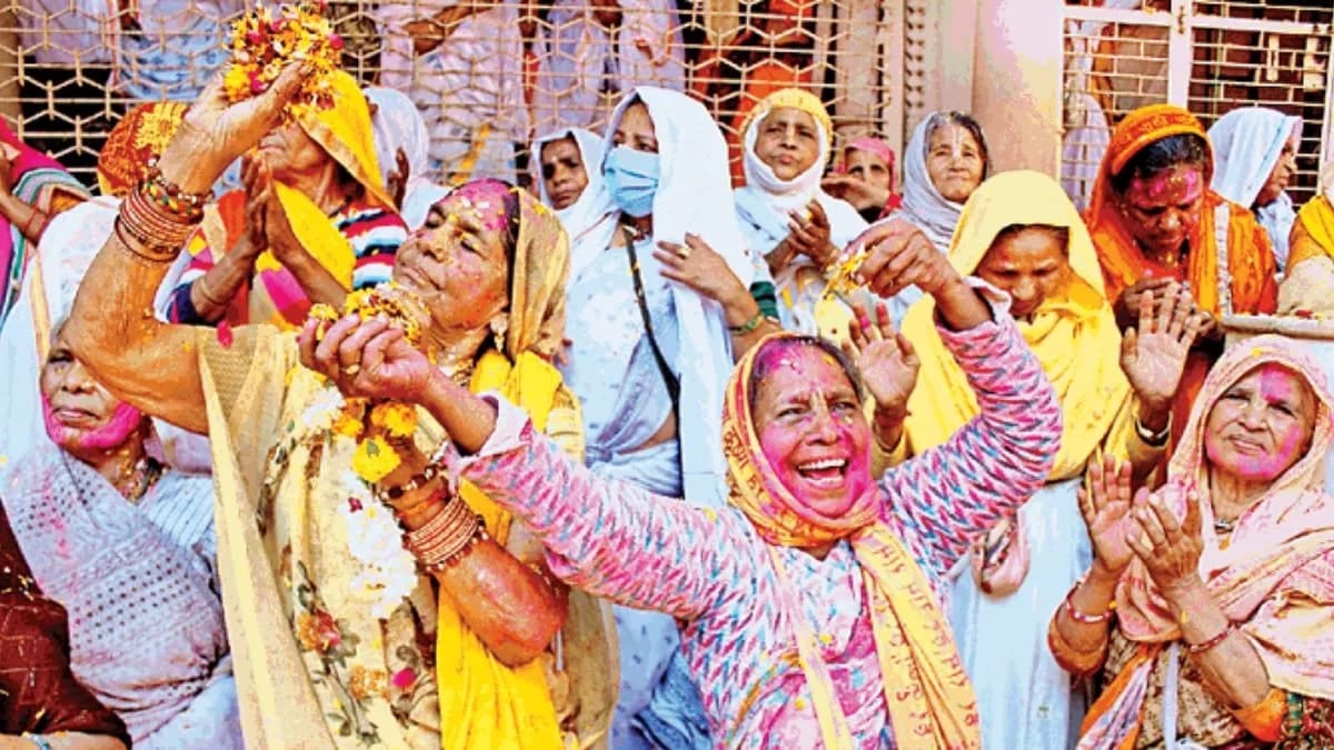 वृंदावन में एक ऐसी होली जो आपको कुछ नया संदेश देगी, तारीफ करने लगेंगे