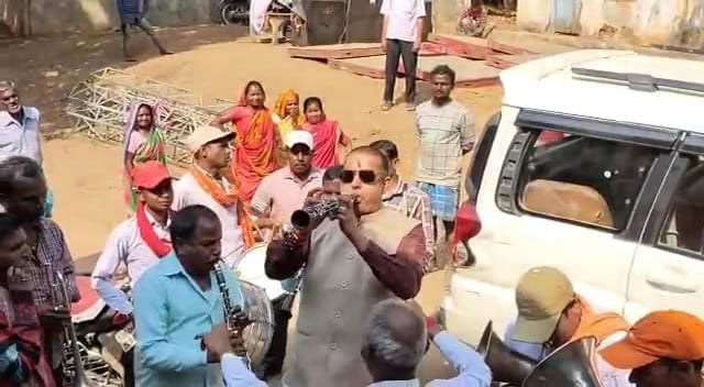 बैंड बाजा बजाते और झूमते नजर आएं पूर्व मंत्री और वर्तमान विधायक रणधीर सिंह, जानिए वजह