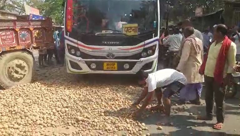 किसानों ने सड़क पर आलू फेंक किया सरकार का विरोध, जानिए क्या है उनकी मांग