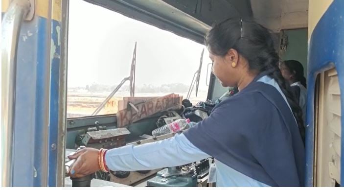 महिलाओं ने संभाली रेलवे की कमान, सुरक्षा से लेकर ड्राइविंग तक की सौंपी गई जिम्मेदारी