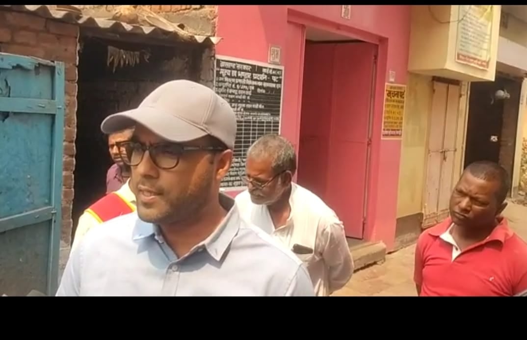 उपायुक्त संदीप सिंह पहुंचे जोरापोखर, किया पीडीएस दुकानों का निरीक्षण