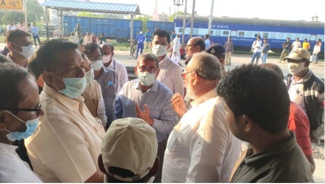 रेल किराया कम करने के लिए डीआरएम को मांग पत्र