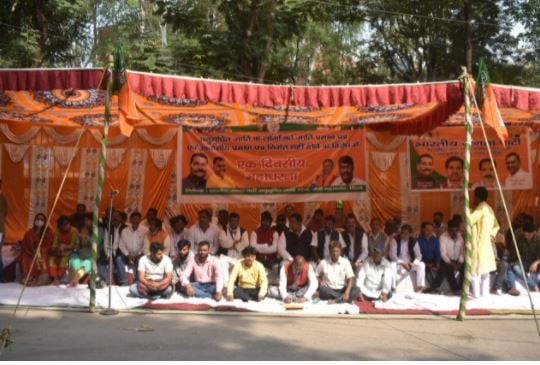 प्रमाण पत्र जारी नहीं करने से नाराज भारतीय जनता पार्टी अनुसूचित जाति मोर्चा, राजभवन के सामने दिया धरना
