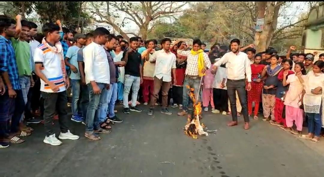 दुमका: एसपी कॉलेज के छात्रों ने सीएम हेमंत सोरेन का फूंका पुतला, नियोजन नीति की मांग की