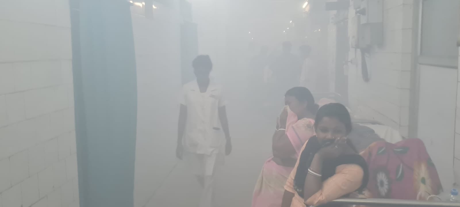 एमजीएम अस्पताल में फॉगिंग के धुंऐ से मरीजों को हुई परेशानी,आईसीयू में भर्ती