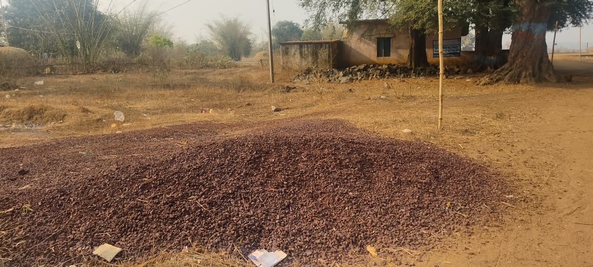 चाईबासा के मझगांव थाना के संरक्षण में अवैध मैगनीज का चल रहा गोरखधंधा, ओडिशा समेत अन्य जगहों पर होता है सप्लाई