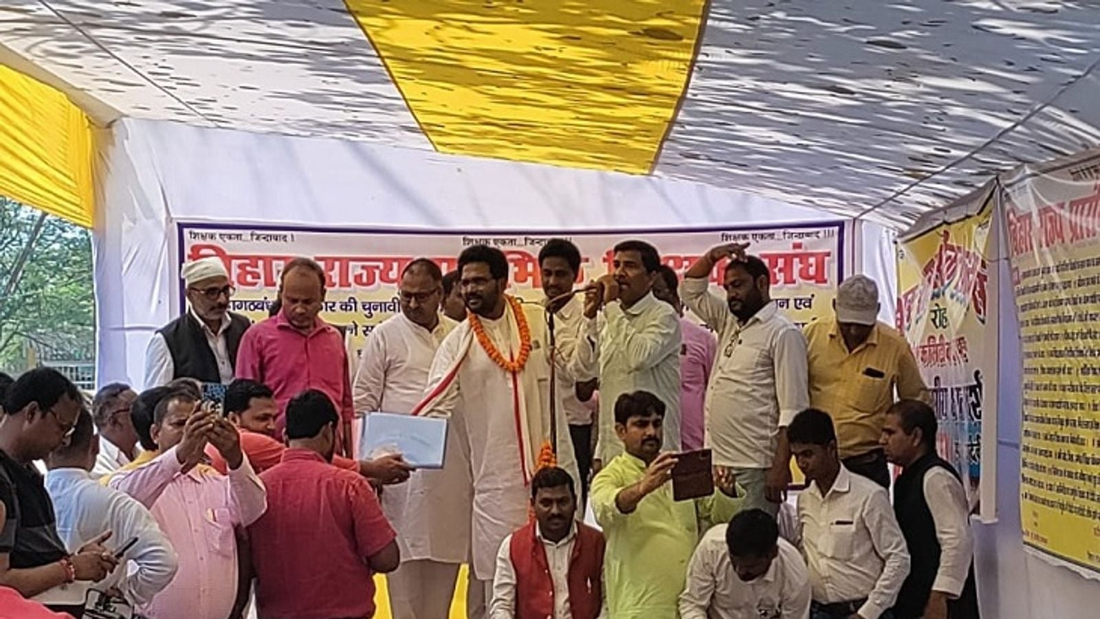 बिहार विधानसभा का घेराव करने के लिए सैकड़ों की संख्या में जुटे राज्य के शिक्षक, समान वेतन और राज्यकर्मी का दर्जा देने की मांग