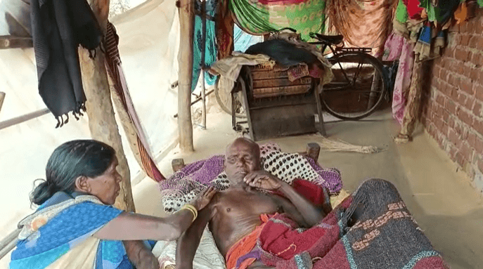 दुमका : सुहाग की रक्षा के लिए सरकार से गुहार लगा रही वृद्ध महिला, नहीं मिल रही मदद