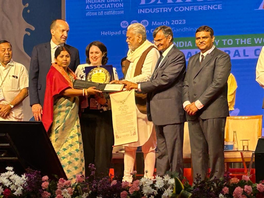 देवघर : पशुपालक निकिता को मिला डेयरी क्षेत्र में राष्ट्रीय सम्मान, दूध बेचकर कमाती हैं 1.5 लाख रुपये