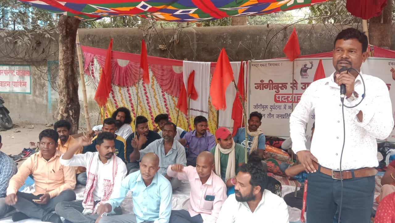 चाईबासा : जांगीबूरू घाटी में 3 बच्चों की मौत पर मचा बवाल, परिजनों के लिए नौकरी और मुआवजे की मांग को लेकर निकाला गया पदयात्रा