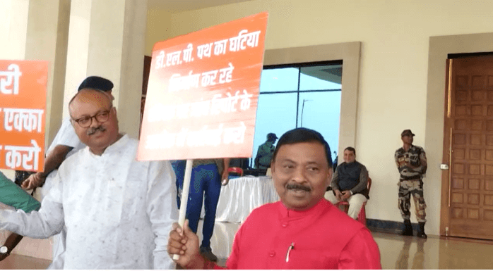 बजट सत्र के 11 वें दिन सदन के बाहर हंगामा, राजीव अरुण एक्का, 1932 और हजारीबाग मंगला जुलूस को लेकर सरकार को घरने की तैयारी