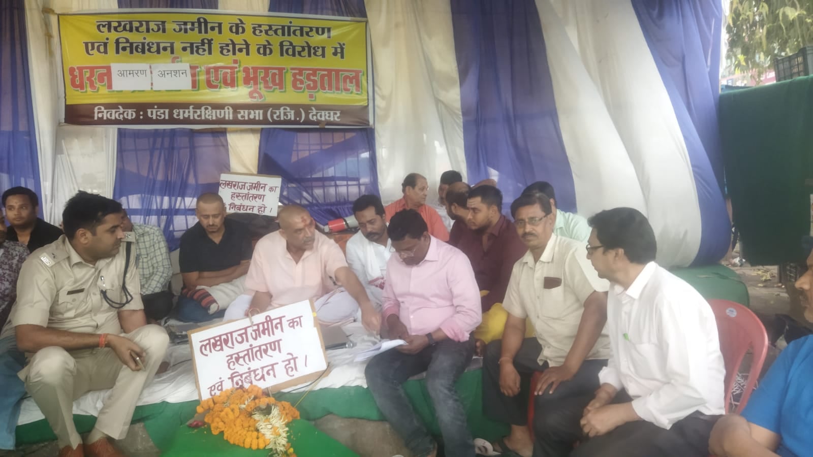 बाबा मंदिर से सटे जमीन की खरीद बिक्री को लेकर 55 घंटे से अनशन पर बैठे हैं तीर्थ पुरोहित, बिगड़ रही हालत