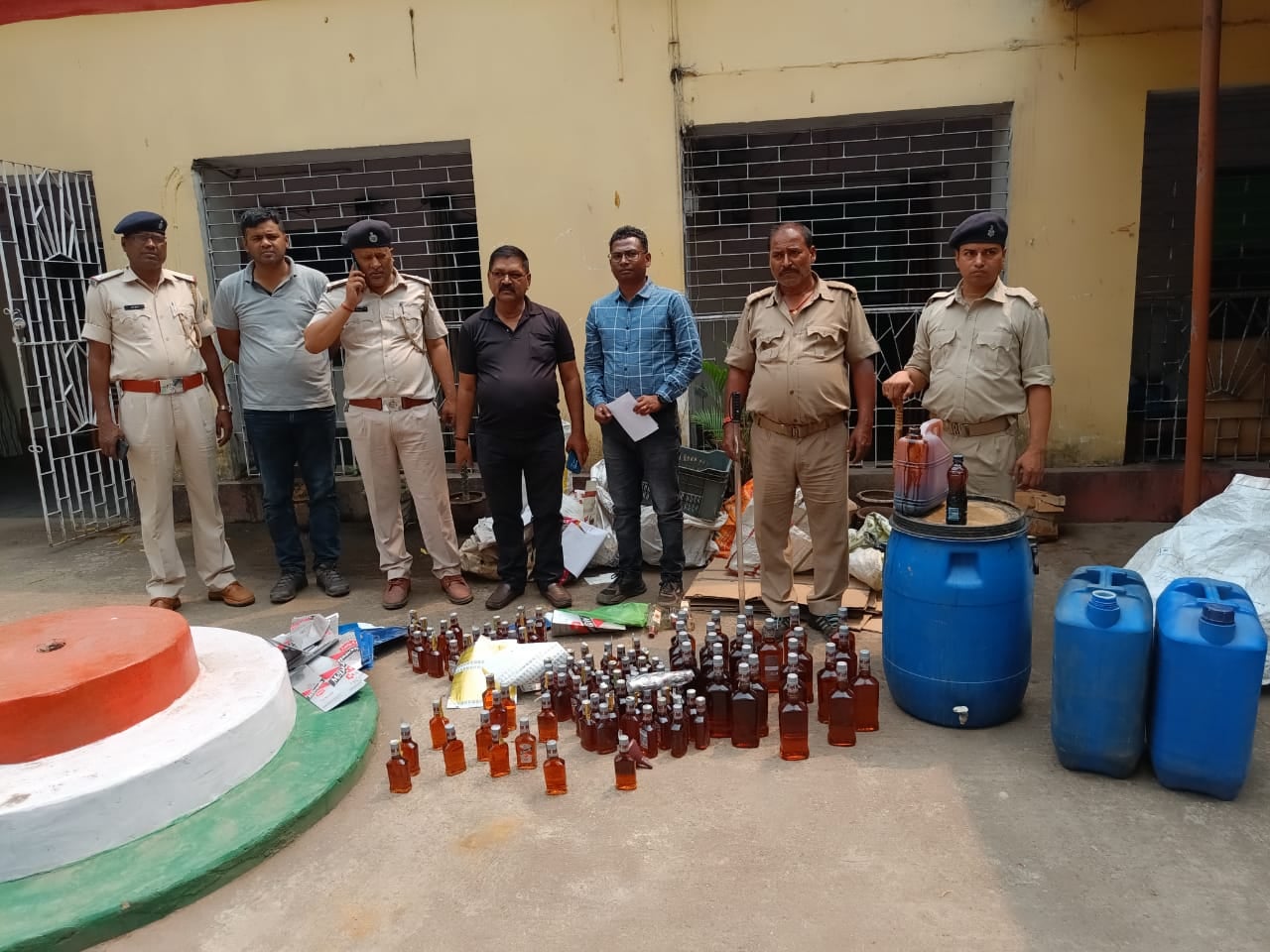 दो मंजिला घर में ही बना रखी थी मिलावटी शराब की फैक्ट्री ,जानिए आखिर कैसे हुआ खुलासा