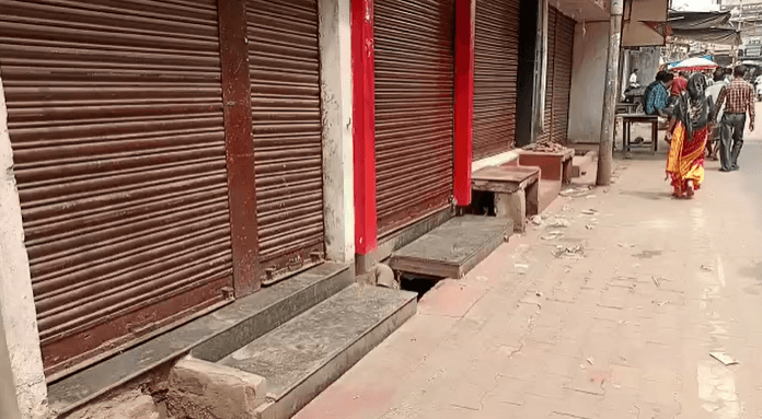 देवघर लखराज प्रकृति जमीन मामला : आपातकालीन दुकानों को छोड़ कर शहर की सभी दुकानें आज बंद, लाखों करोड़ों रुपये का नुकसान