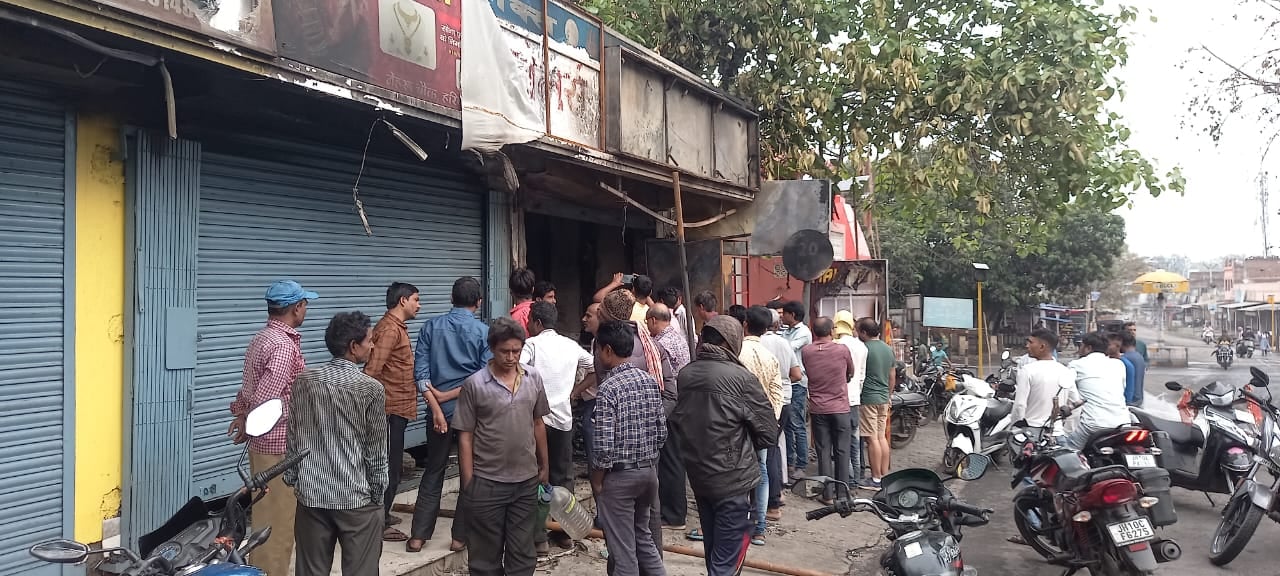 कोयलांचल में आग का कहर जारी, बाघमारा में फिर स्वाहा हुई दो दुकानें,जानिए पूरा डिटेल्स